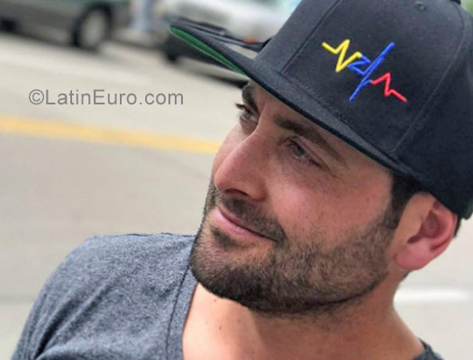 Date this pretty Venezuela man Deiter from Valencia VE1482