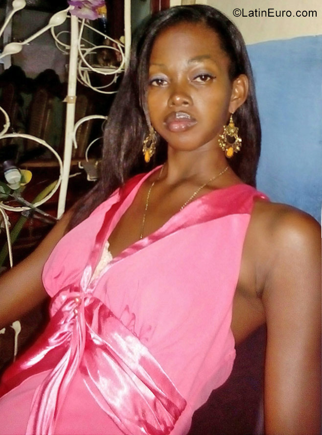 Date this happy Cuba girl Yuleisi from Guantanamo CU277