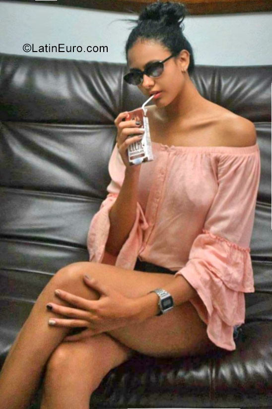 Date this good-looking Colombia girl Xioma from Guadalajara De Buga CO23745