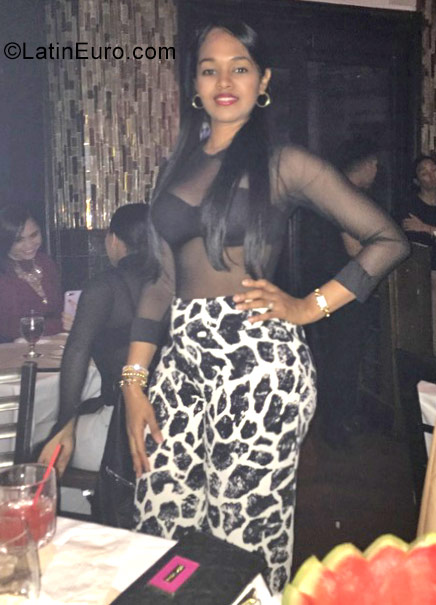 Date this athletic Dominican Republic girl Flor from Santo Domingo DO32348
