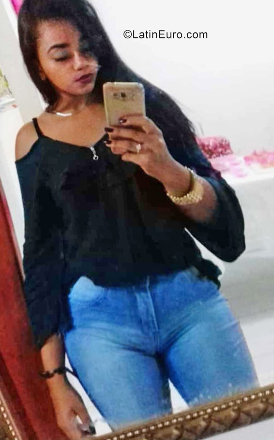 Date this voluptuous Brazil girl Ana Paula from Feira Nova BR10524