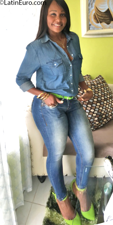Date this athletic Dominican Republic girl Raysa from Santiago DO32306