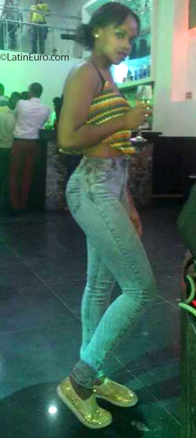 Date this athletic Dominican Republic girl Yolenny from Santo Domingo DO32312
