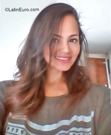 Date this young Colombia girl Lorena from Medellin CO23872