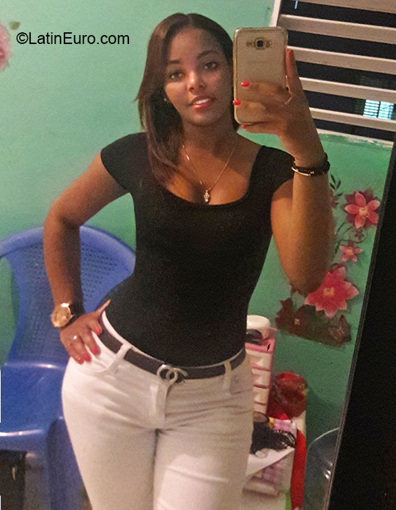 Date this hard body Dominican Republic girl Neidie from Santiago DO32455