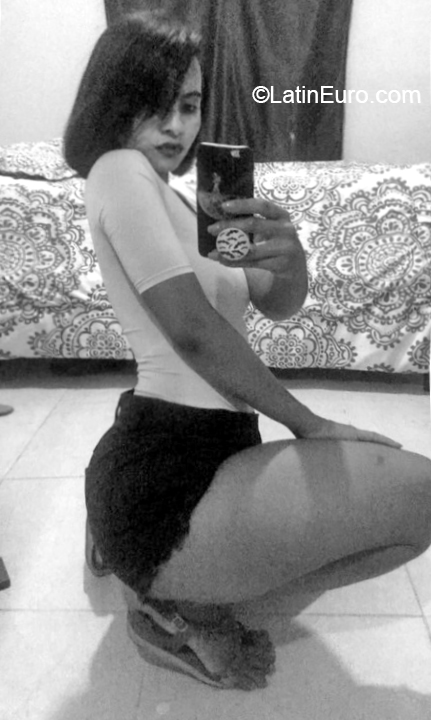 Date this athletic Dominican Republic girl Reyna from Santiago DO32496