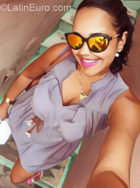 Date this happy Dominican Republic girl Erika from Santo Domingo DO32522