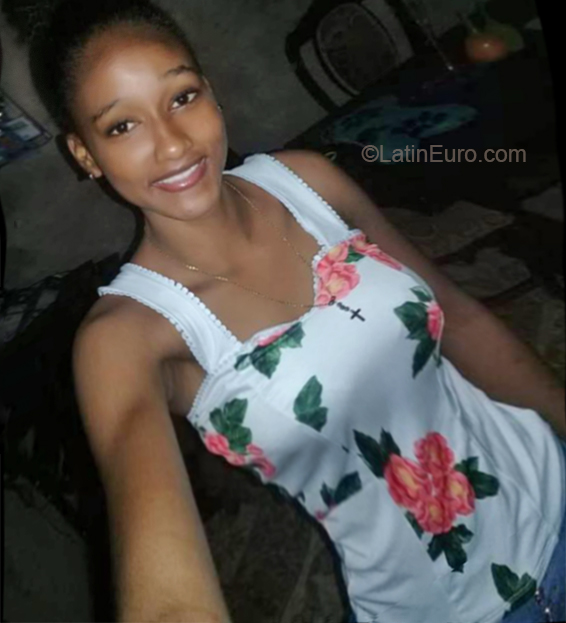Date this hard body Colombia girl Ariana from El Bagre CO23919