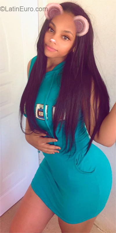Date this sultry Dominican Republic girl Karla from Santo Domingo DO32533