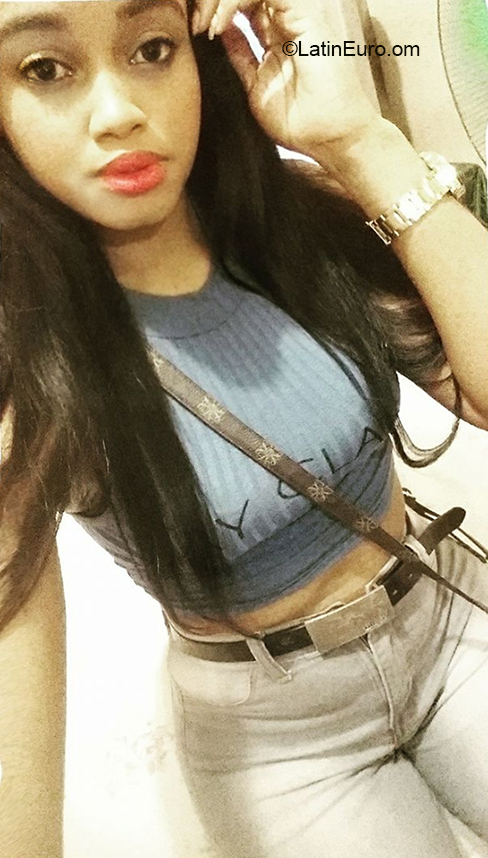 Date this funny Dominican Republic girl Nalle from Santo Domingo DO37942