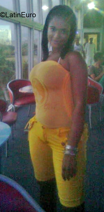 Date this attractive Cuba girl Yumi from Havana CU330