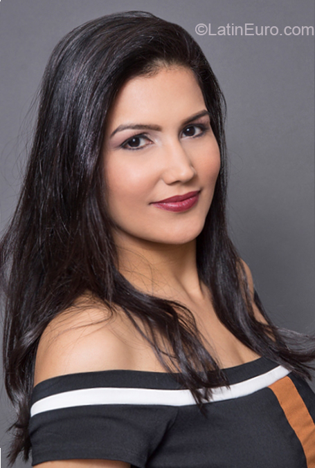 Date this sultry Brazil girl Thais from Rio De Janeiro BR10590