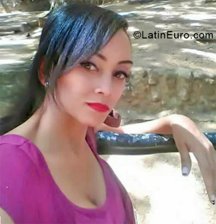 Date this hot Colombia girl Amanda from Cali CO24138