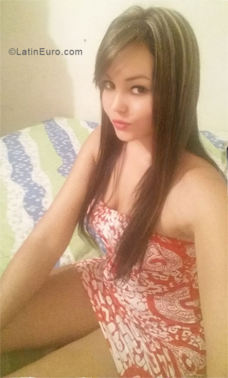 Date this stunning Colombia girl Desneidi from Fresno CO24179