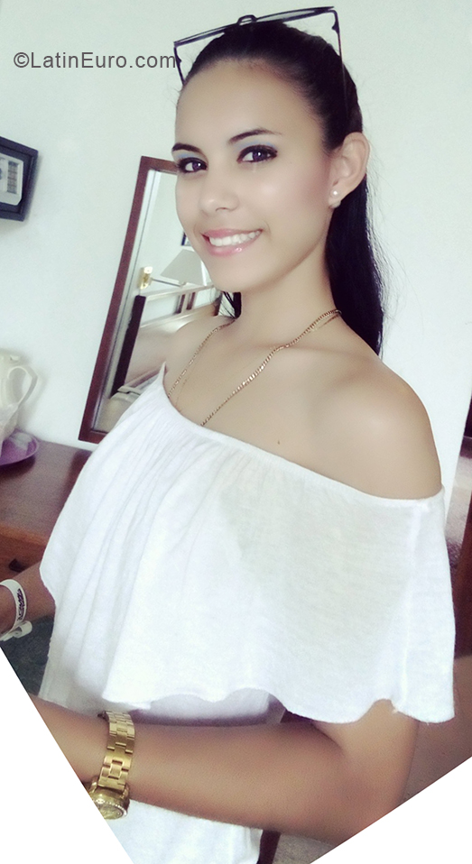 Date this fun Cuba girl Arachely from Holguin CU362
