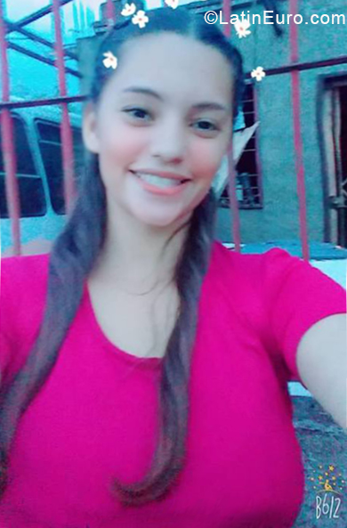 Date this athletic United States girl Yogelys from Miami US19490