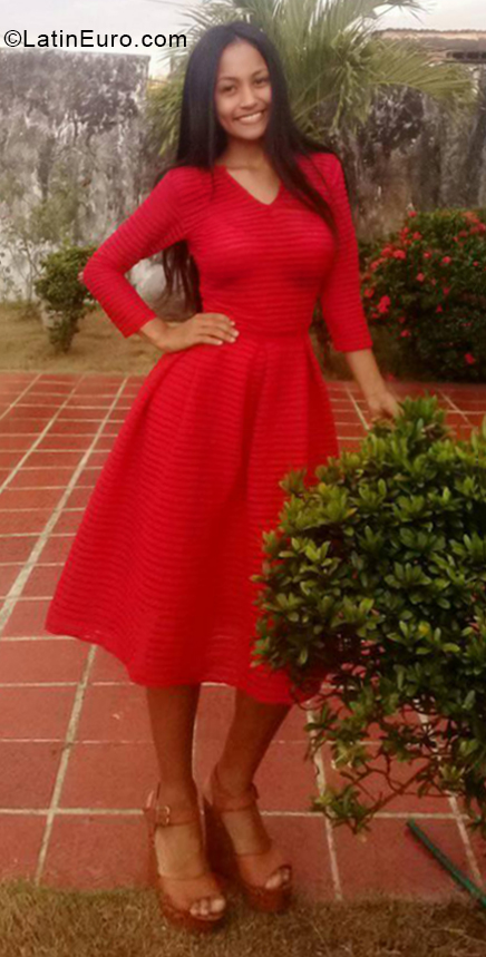 Date this happy Venezuela girl Genesis from Barinas VE1905