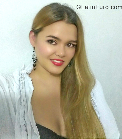 Date this tall Colombia girl Maria from Medellin CO24405