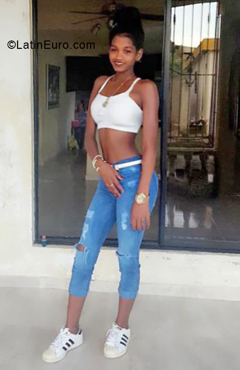 Date this sultry Dominican Republic girl Erika from Santiago DO33242
