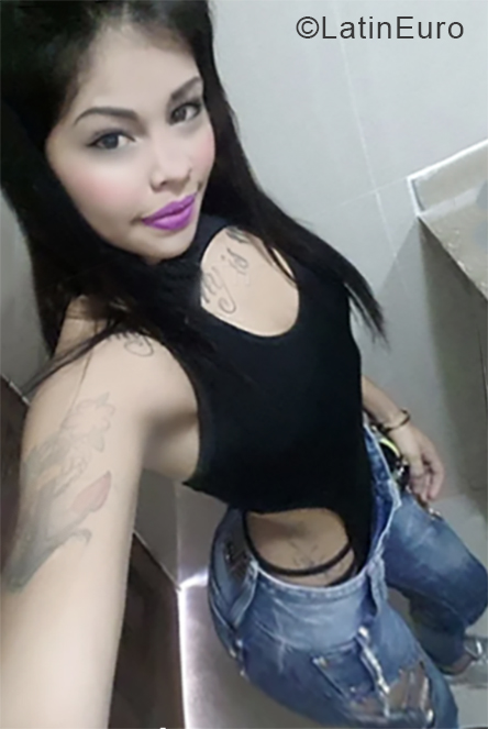Date this charming Venezuela girl Francia from Caracas VE1943