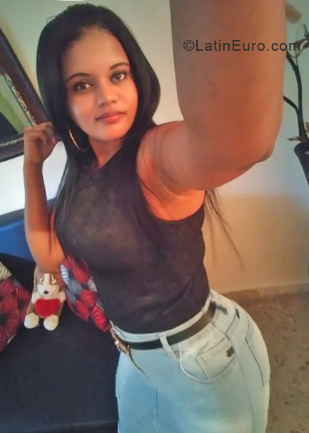 Date this voluptuous Dominican Republic girl Yokasta from Santo Dominho DO33304