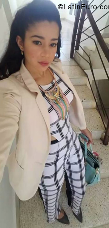 Date this voluptuous Dominican Republic girl Gissell from Santiago DO33381