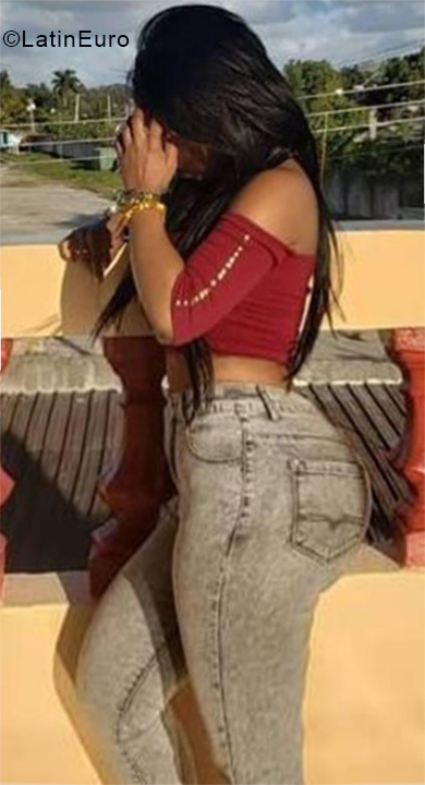 Date this lovely Cuba girl Taimara from Havana CU428