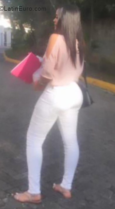 Date this good-looking Dominican Republic girl Mell from Santo Domingo DO33507