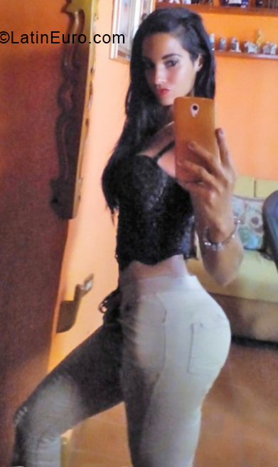 Date this beautiful Cuba girl Adianne from Havana CU434