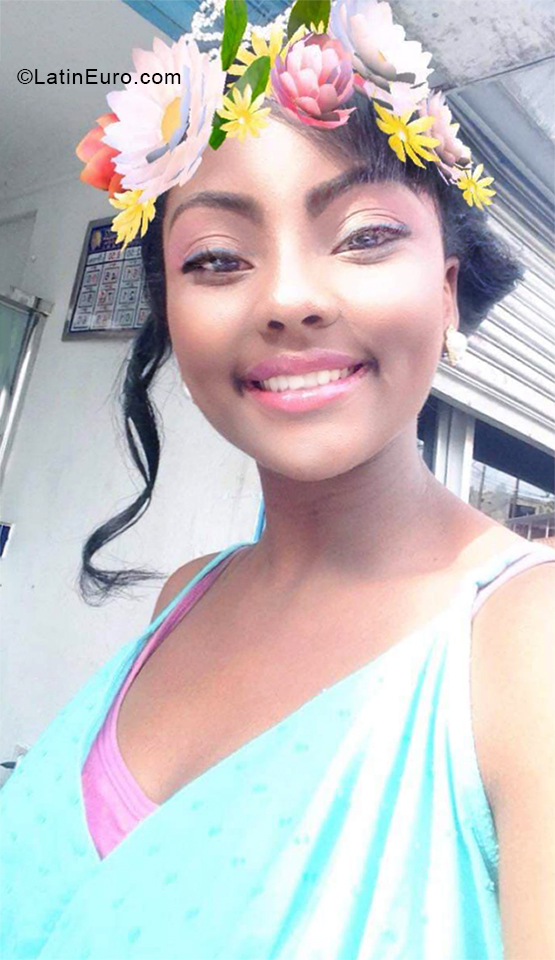 Date this foxy Dominican Republic girl Caterin from Santo Domingo DO33512