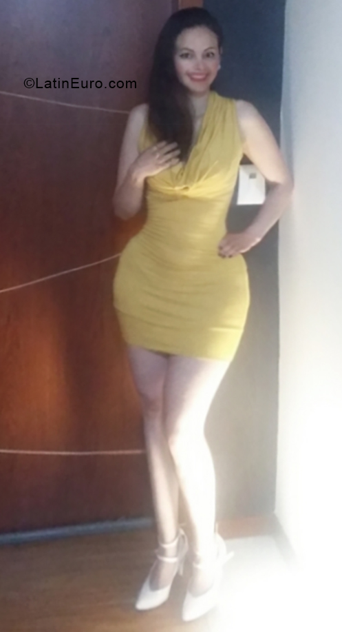 Date this georgeous Colombia girl Delfina from Cartagena CO24616
