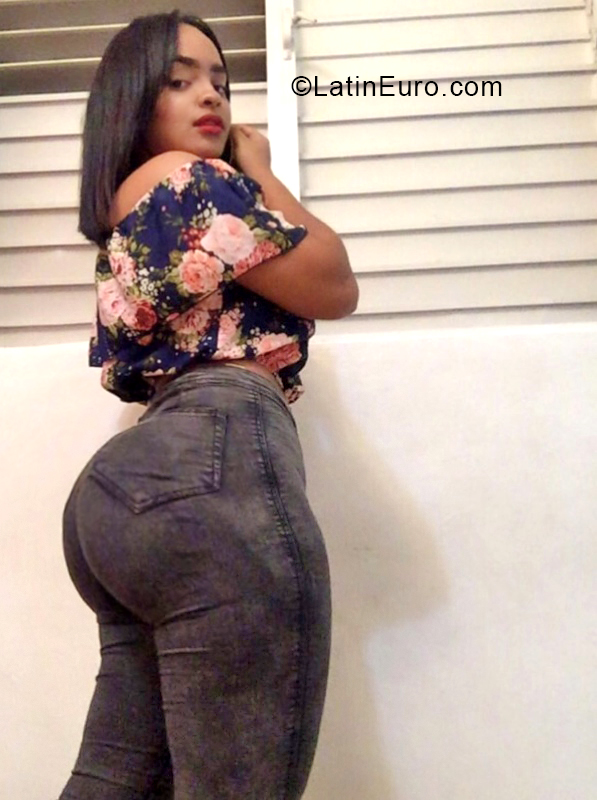 Date this happy Dominican Republic girl Lesly Trujillo from Santo Domingo DO33539