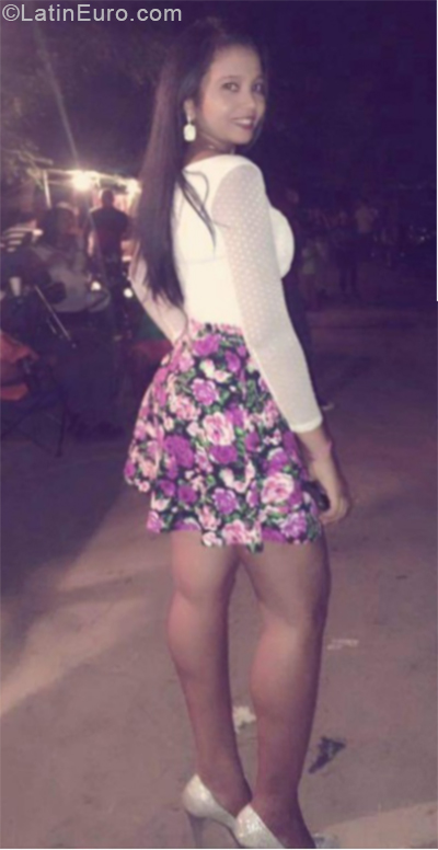 Date this nice looking Dominican Republic girl Yeniffer from Santiago DO33556