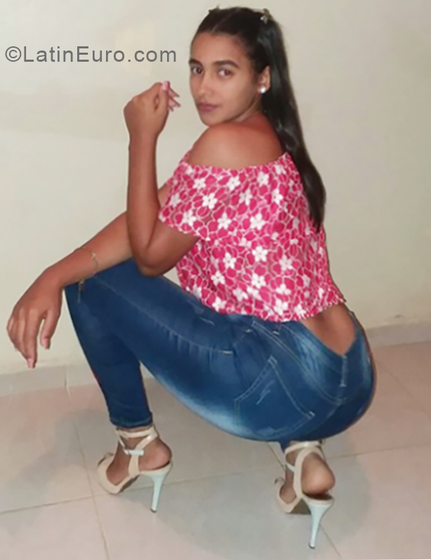 Date this tall Dominican Republic girl Ricermi from Santo Domingo DO33561