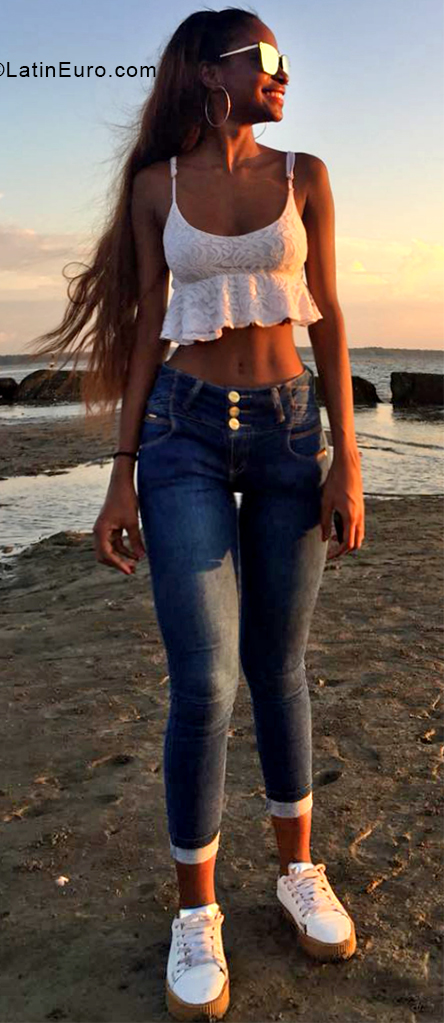 Date this hot Colombia girl Lina from Cali CO24660