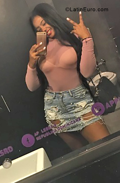 Date this sensual Dominican Republic girl Mia from Santo Domingo DO33580