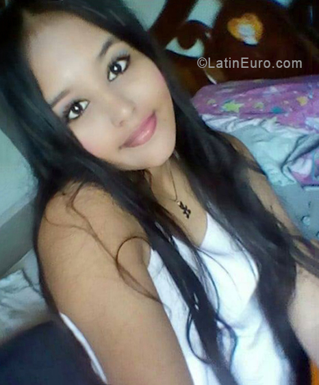 Date this gorgeous Venezuela girl Aria from caracas VE2035