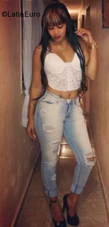 Date this stunning Dominican Republic girl Emely from Santo Domingo DO33594