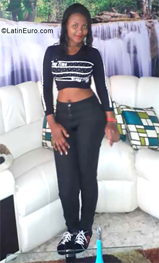 Date this happy Colombia girl Yeni Ximena from Cali CO24683