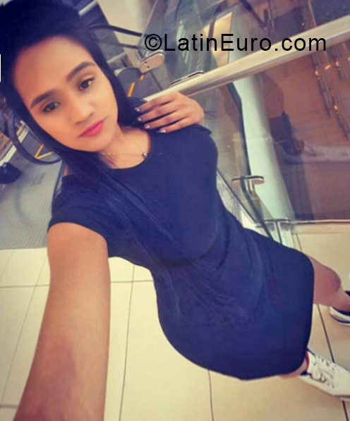 Date this happy Dominican Republic girl Yinniska from Santo Domingo DO33661