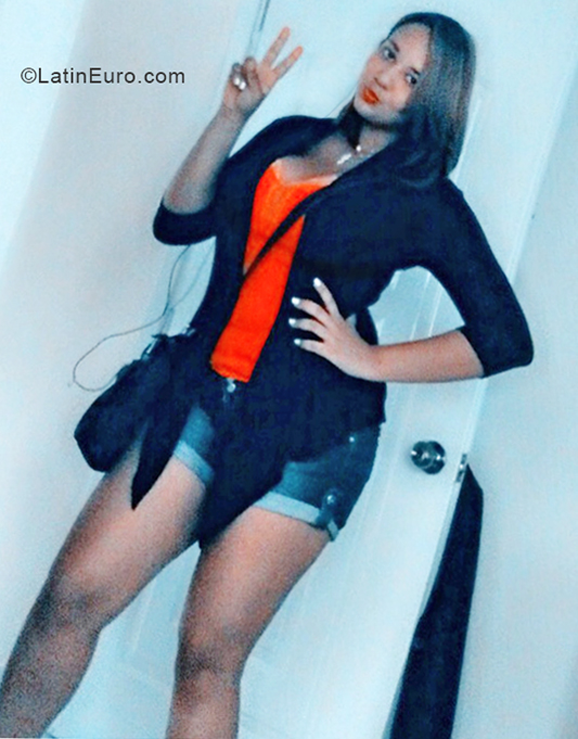 Date this charming Dominican Republic girl Fauny from Santo Domingo DO34246