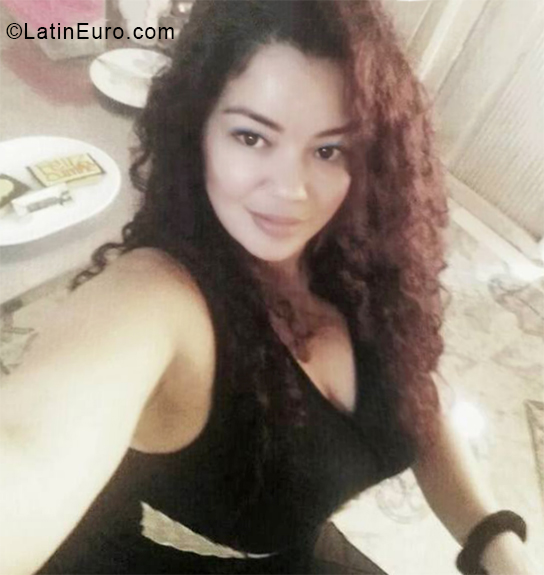 Date this sensual Colombia girl Veronica from Santa Marta CO24831