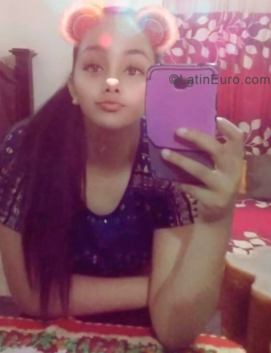 Date this nice looking Dominican Republic girl Zoe from San Juan DO33947