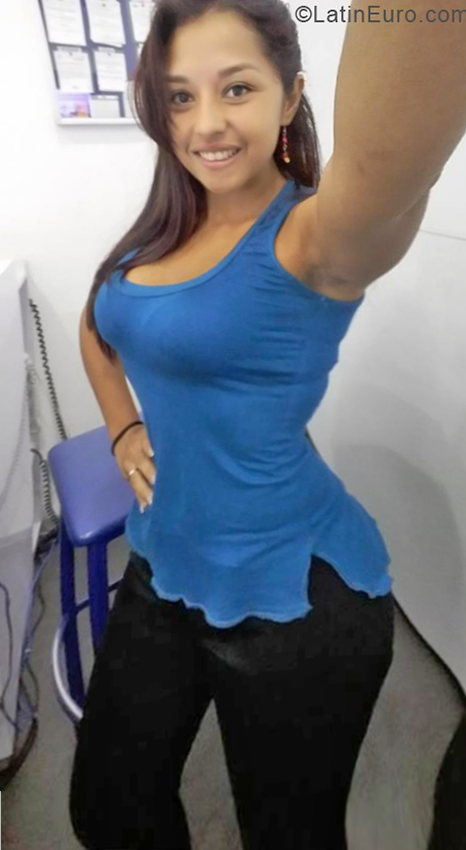 Date this pretty Venezuela girl Isabella from Caracas VE2135