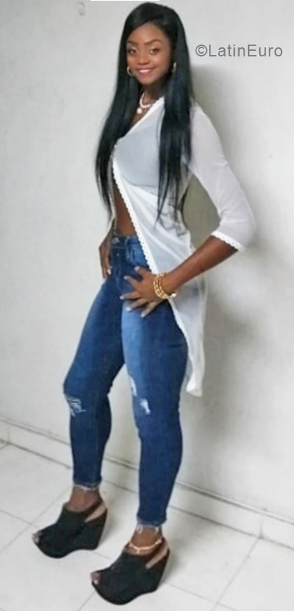 Date this sensual Colombia girl Yolima from Cali CO24890