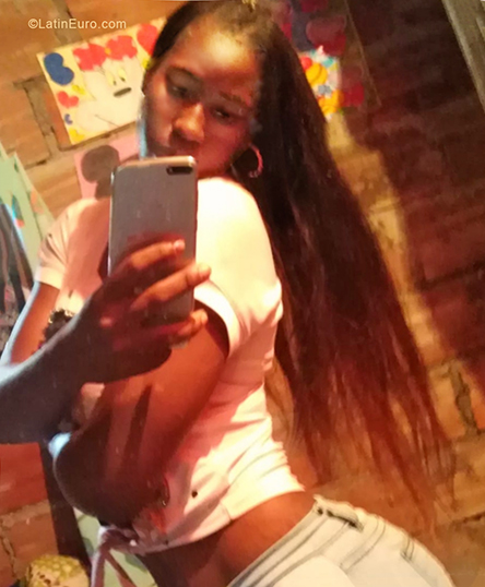 Date this beautiful Colombia girl Angie from Buenaventura CO24905