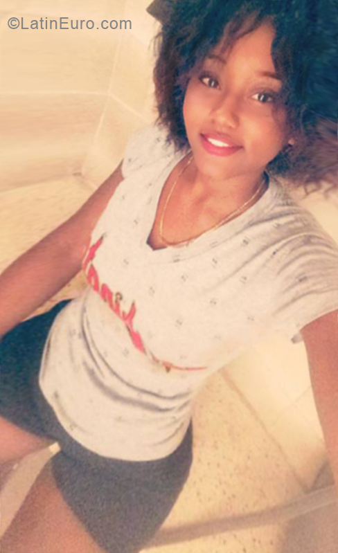 Date this athletic Dominican Republic girl Daniela from Santo Domingo DO34038