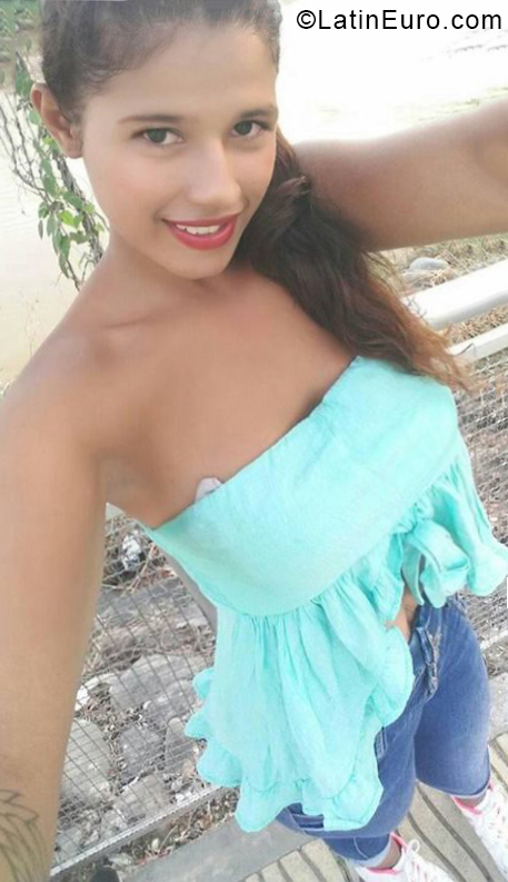 Date this pretty Colombia girl Laura from Ibaque CO24943