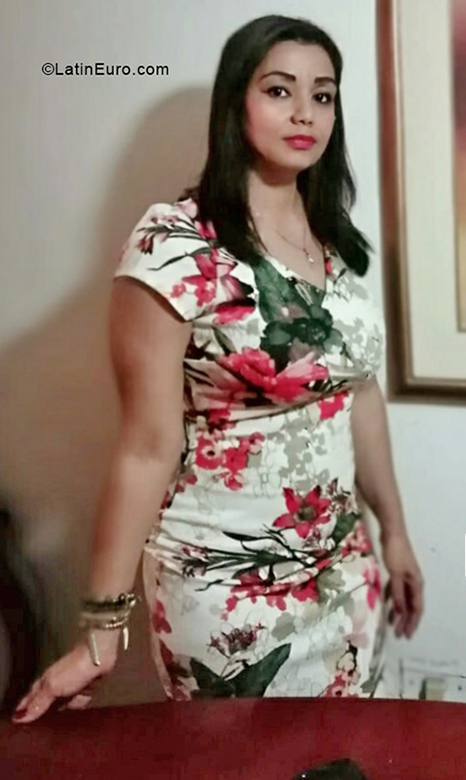 Date this sultry Colombia girl Magnolia from Cartagena CO27577