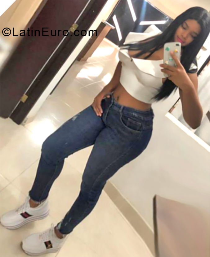 Date this attractive Colombia girl Aineha from Cali CO25006
